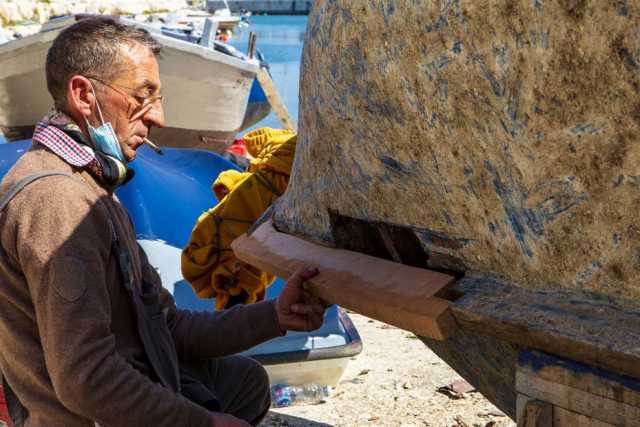 I sopravvissuti "calafat�re" di Bari: �Ripariamo sul mare i vecchi e colorati gozzi in legno�